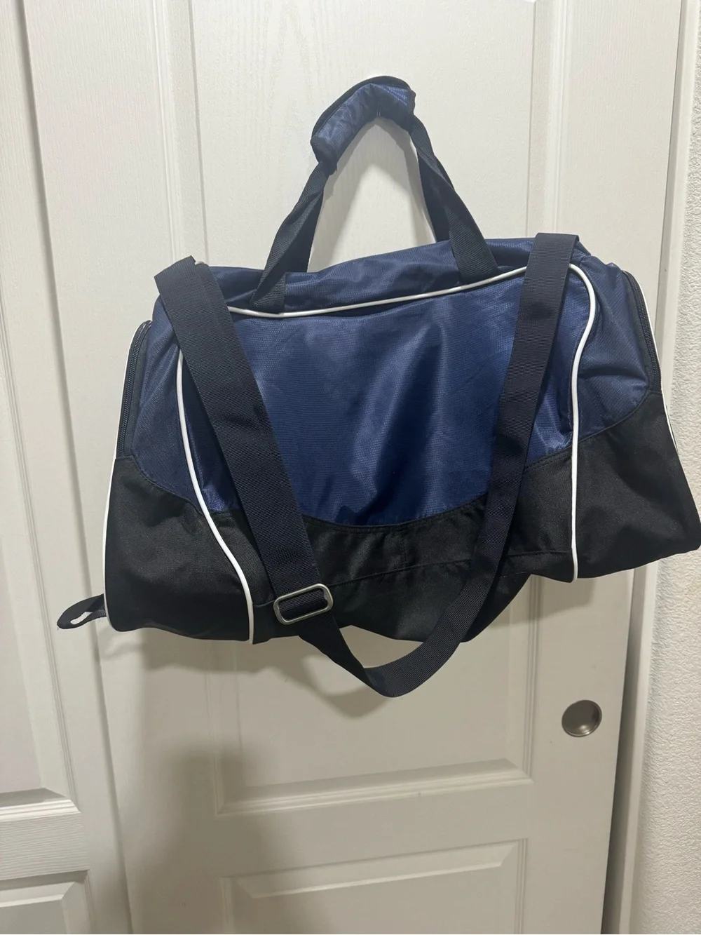 Nike Blue Black Medium Duffel Gym Bag Travel Sports Training Weekend Unisex